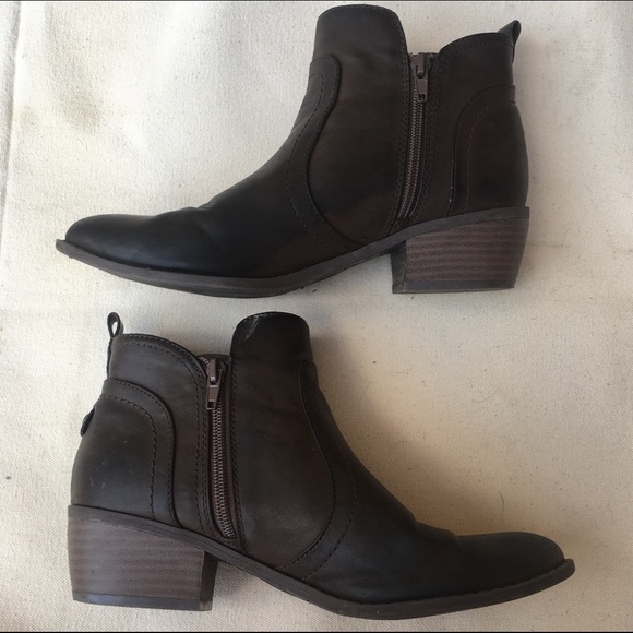 🔥SOLD🔥Guess Chocolate Brown Ankle Booties 🍫 - Picture 1 of 3